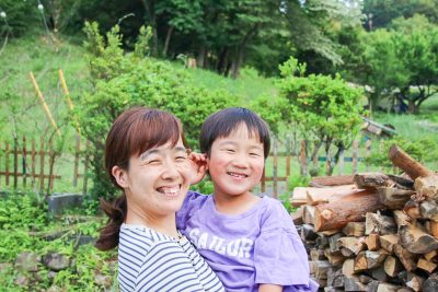 大好きな山のそばで暮らしながら、子どもたちが自然の中で遊べる場づくりを実現 | 移住ストーリー